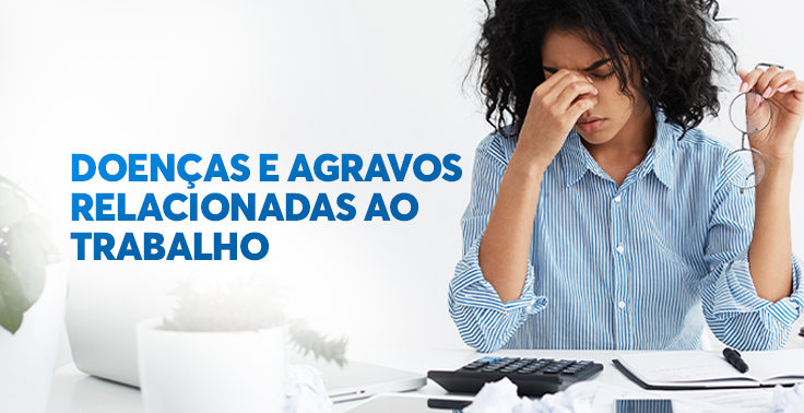 Banner com o título 'DOENÇAS E AGRAVOS RELACIONADAS AO TRABALHO' em destaque ao lado de uma mulher sentada em uma mesa de escritório, segurando os óculos e pressionando a região dos olhos, com expressão de cansaço. Sobre a mesa há um notebook, calculadora, bloco de anotações e papéis amassados.
