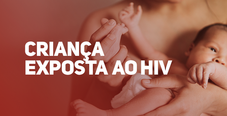 Imagem com tonalidade avermelhada mostrando um bebê sendo segurado nos braços de um adulto. À esquerda, em letras grandes brancas, aparece o texto 'CRIANÇA EXPOSTA AO HIV'. O foco da imagem está no cuidado e acolhimento do recém-nascido.