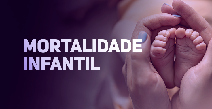 Imagem com fundo escuro contendo o texto Mortalidade Infantil em letras maiúsculas e na cor lilás bem clara, posicionado no lado esquerdo. No lado direito, um par de mãos adultas envolve delicadamente os pezinhos de um bebê recém-nascido.