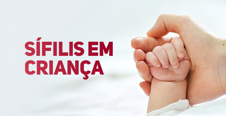 Imagem com fundo claro e desfocado mostrando a mão de um adulto segurando delicadamente a mão de um bebê. À esquerda, em letras grandes vermelhas, aparece o texto 'SÍFILIS EM CRIANÇA'. A imagem transmite cuidado, proteção e atenção à saúde infantil.