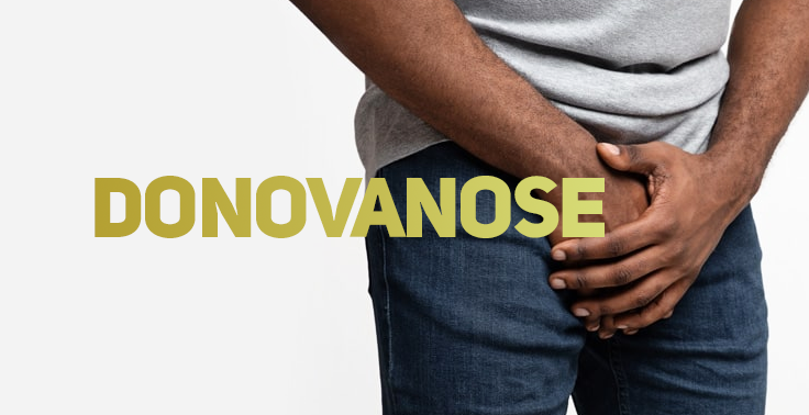 Um card informativo sobre saúde com o título DONOVANOSE em letras douradas, sobreposto a um close-up da cintura de um homem de pele negra vestindo calça jeans escura e camiseta cinza, com as mãos cruzadas e cobrindo a região genital.
