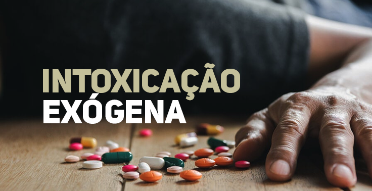 Imagem com o texto Intoxicação Exógena escrito em letras maiúsculas no lado esquerdo, sendo Intoxicação na cor bege e Exógena em branco. Ao fundo, em cima de uma mesa de madeira, há diversos remédios e comprimidos coloridos espalhados próximos à mão de uma pessoa deitada de bruços.