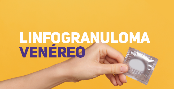 Imagem com fundo amarelo vibrante contendo o texto Linfogranuloma Venéreo em letras maiúsculas no lado esquerdo, sendo Linfogranuloma na cor branca e Venéreo em tom roxo escuro. No centro e à direita, uma mão segura uma embalagem metálica e fechada de preservativo.