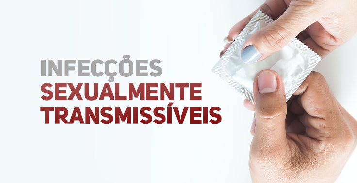 Imagem com fundo branco contendo o texto Infecções Sexualmente Transmissíveis do lado esquerdo, sendo Infecções escrito em cinza e Sexualmente Transmissíveis em vermelho e em caixa alta. Do lado direito, duas mãos seguram uma embalagem de preservativo fechada.